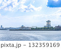 水面越しに見る名古屋港ガーデンふ頭風景 132359169