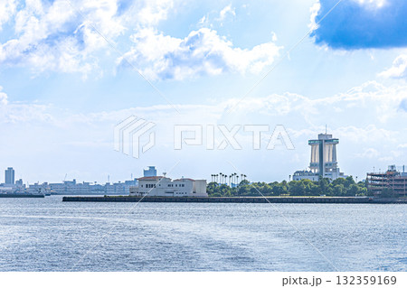 水面越しに見る名古屋港ガーデンふ頭風景 132359169