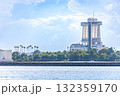 水面越しに見る名古屋港ポートビル 132359170