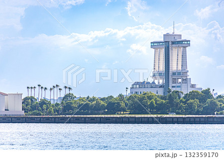水面越しに見る名古屋港ポートビル 132359170