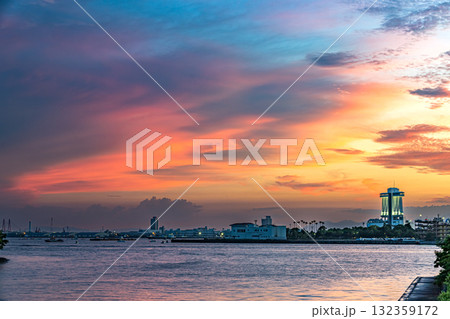 山崎川河口より夕焼けの名古屋港ガーデンふ頭を望む 132359172