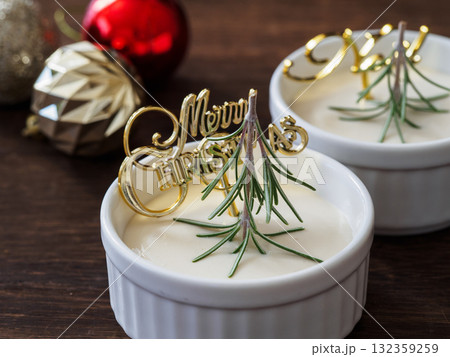 クリスマス仕様のココット入りレアチーズケーキ 132359259