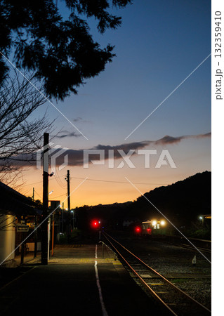 夜の帳が下りるローカル駅 132359410