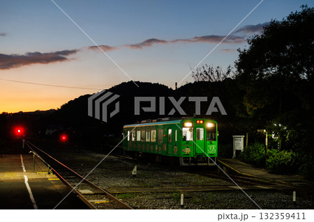 家路を急ぐ人を運ぶローカル線 132359411