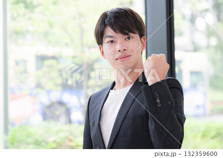 スーツを着た若い20代男性 ガッツポーズ スーツを着た若い20代男性 ガッツポーズ 132359600