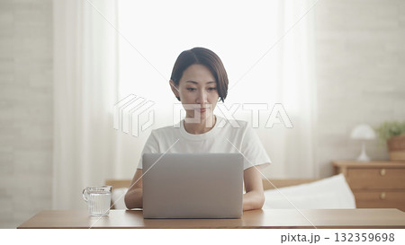 パソコンをする女性 132359698