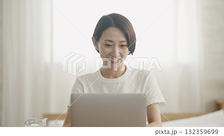 パソコンをする女性 132359699