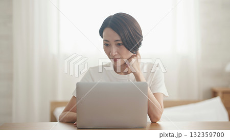 パソコンをする女性 132359700