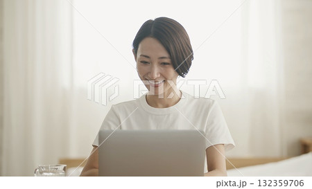 パソコンをする女性 132359706