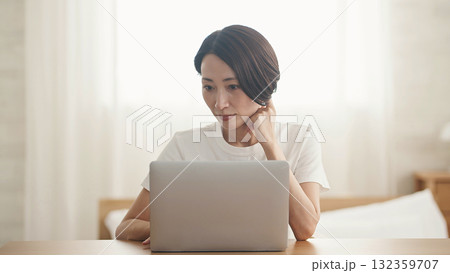 パソコンをする女性 パソコンをする女性 132359707