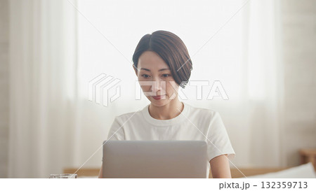 パソコンをする女性 132359713