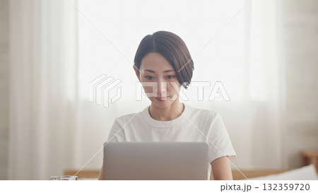 パソコンをする女性 132359720
