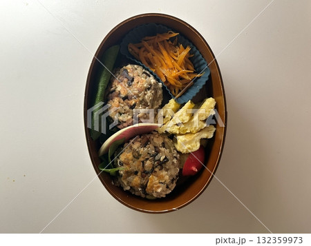 A traditional Korean dosirak, beautifully arranged with rice, assorted banchan, and savory proteins. Balanced and visually inviting, its a portable meal packed with vibrant flavors. 132359973