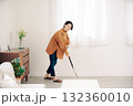 掃除をする女性 132360010