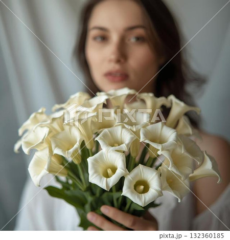 白い花束を持つ女性 白い花束を持つ女性 132360185