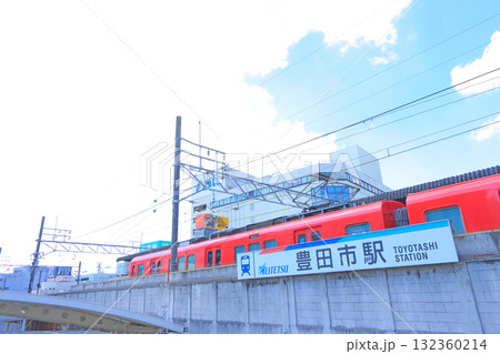 愛知県豊田市、名鉄豊田市駅に停車する電車の風景 愛知県豊田市、名鉄豊田市駅に停車する電車の風景 132360214