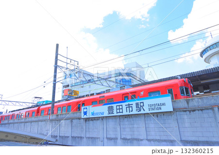 愛知県豊田市、名鉄豊田市駅に停車する電車の風景 愛知県豊田市、名鉄豊田市駅に停車する電車の風景 132360215
