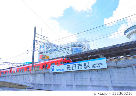 愛知県豊田市、名鉄豊田市駅に停車する電車の風景 132360216
