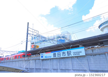 愛知県豊田市、名鉄豊田市駅に停車する電車の風景 愛知県豊田市、名鉄豊田市駅に停車する電車の風景 132360217