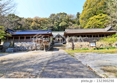 福岡県田川郡にある香春神社境内の回廊と拝殿 福岡県田川郡にある香春神社境内の回廊と拝殿 132360298