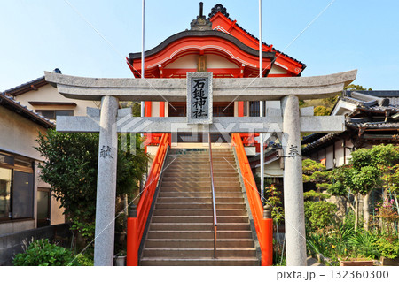 福岡県田川郡香春町にある石鎚神社鳥居と拝殿 132360300