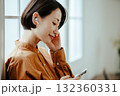 ワイヤレスイヤフォンをつけた40代女性 132360331