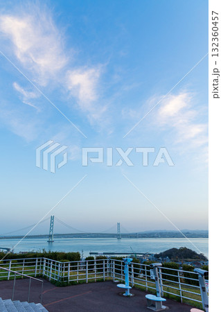 淡路サービスエリア（下り）の日の出と明石海峡大橋 132360457