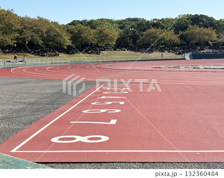 陸上競技場トラック 132360484