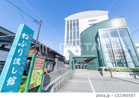 秋田県秋田市　晴天の秋田市民俗芸能伝承館（ねぶり流し館） 132360507