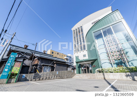秋田県秋田市　晴天の秋田市民俗芸能伝承館（ねぶり流し館） 132360509