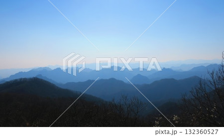 雲海も見える素晴らしい眺めの山脈は絶景 132360527