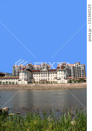 武庫川対岸から見た宝塚ホテルとマンション群 132360529