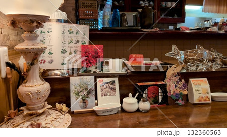 懐かしい喫茶店の店内 132360563