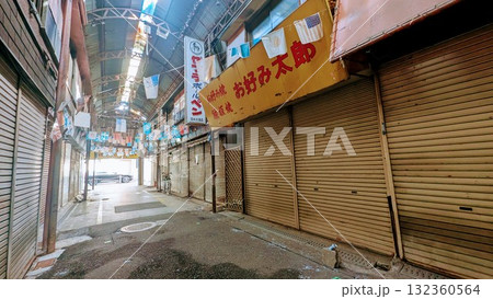古びたアーケード商店街 132360564