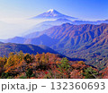 雁ヶ腹摺山から手前の紅葉の山の端と遠くに冠雪した富士山 132360693