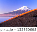 山梨県富士吉田市杓子山麓より山の端光る向こうに富士山 132360698