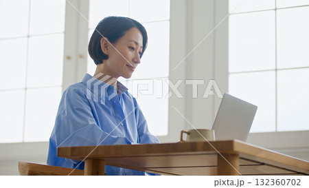 パソコンをする女性 132360702