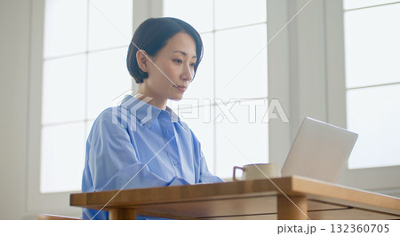 パソコンをする女性 パソコンをする女性 132360705