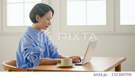 パソコンをする女性 132360706