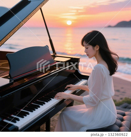 夕暮れの海岸でピアノを弾く女性 132360922