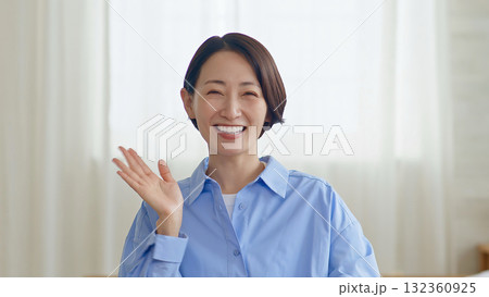 カメラに話かける女性 イメージ 132360925