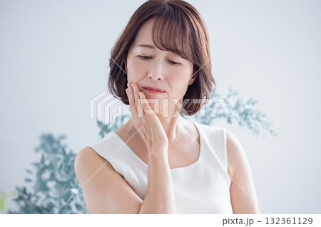 ビューティーイメージ シニア女性のポートレート ビューティーイメージ シニア女性のポートレート 132361129