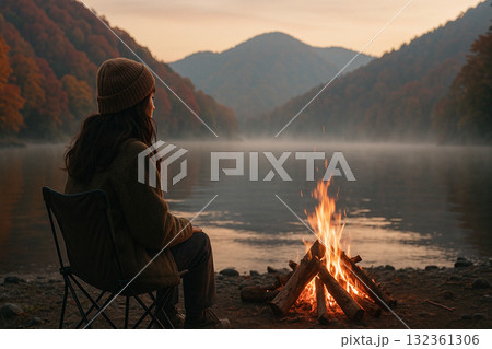 焚き火をする女性 132361306