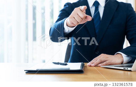 指摘するビジネスマン 132361578