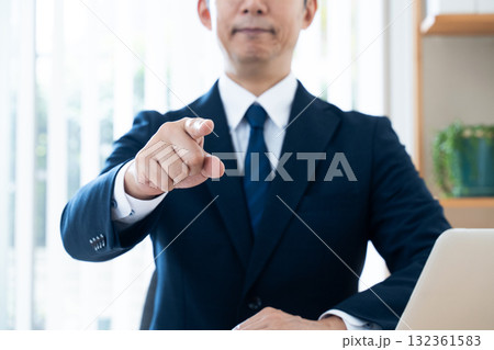 指摘するビジネスマン 指摘するビジネスマン 132361583