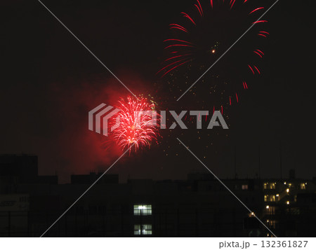 夜空に咲く真紅の炎と愛の形_情熱の赤に染まる夏の夜の花火 132361827