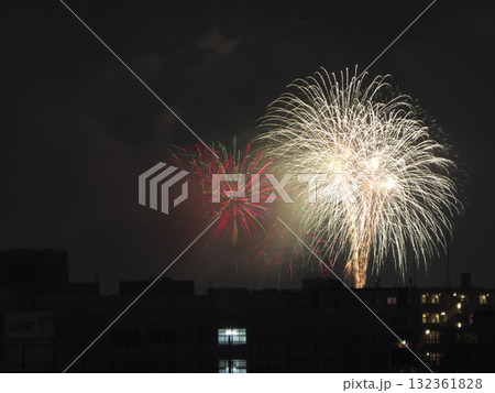 夜空を照らす白い閃光と彩りの共演_ダイナミックな夏の二重花火 夜空を照らす白い閃光と彩りの共演_ダイナミックな夏の二重花火 132361828
