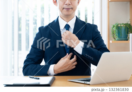 ネクタイを直すビジネスマン 132361830