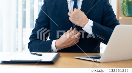 ネクタイを直すビジネスマン 132361832