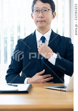 ネクタイを直すビジネスマン 132361833
